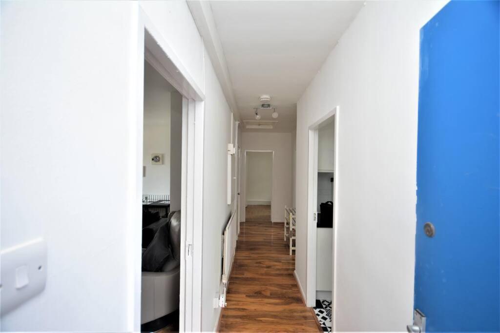 Lovely 2 Bedroom Condo In Greater Londres Extérieur photo
