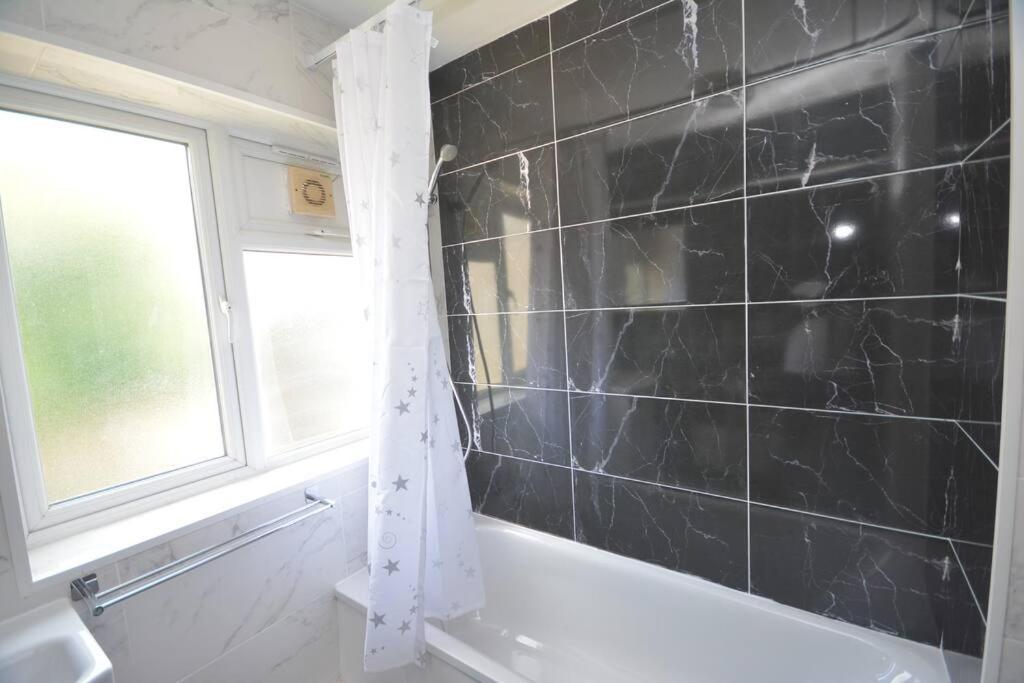 Lovely 2 Bedroom Condo In Greater Londres Extérieur photo