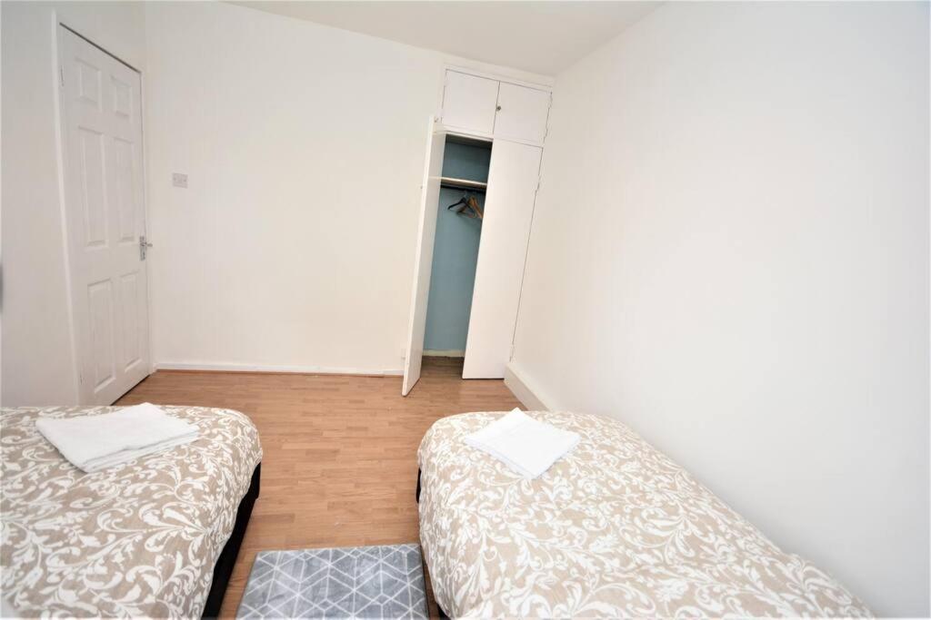 Lovely 2 Bedroom Condo In Greater Londres Extérieur photo