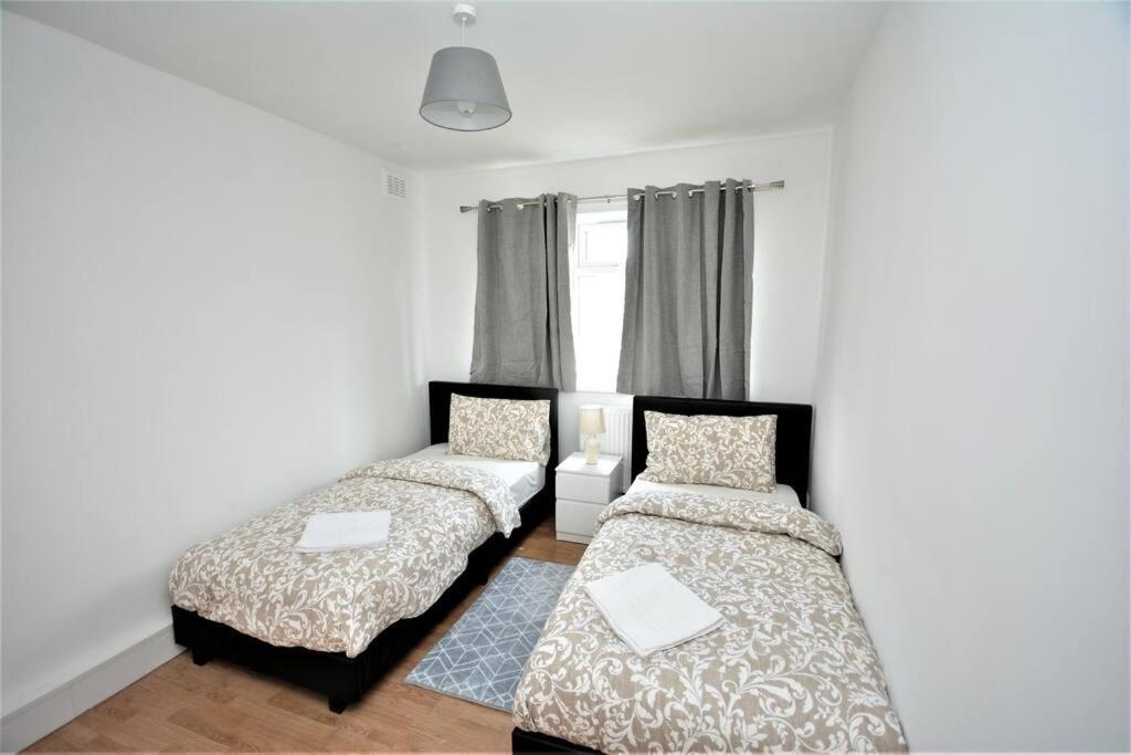 Lovely 2 Bedroom Condo In Greater Londres Extérieur photo
